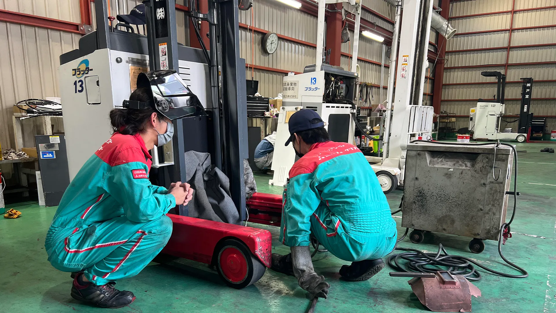 中古車専門工場での整備（イメージ）